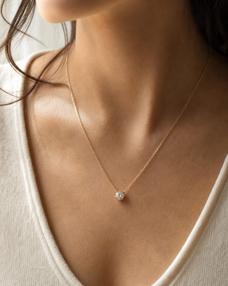 Dieselbe Kette am Hals einer Frau mit heller Bluse